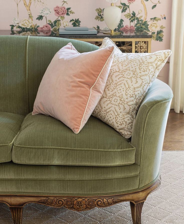  مبل کمل بک (Camelback Sofa) از مد نمیفتد